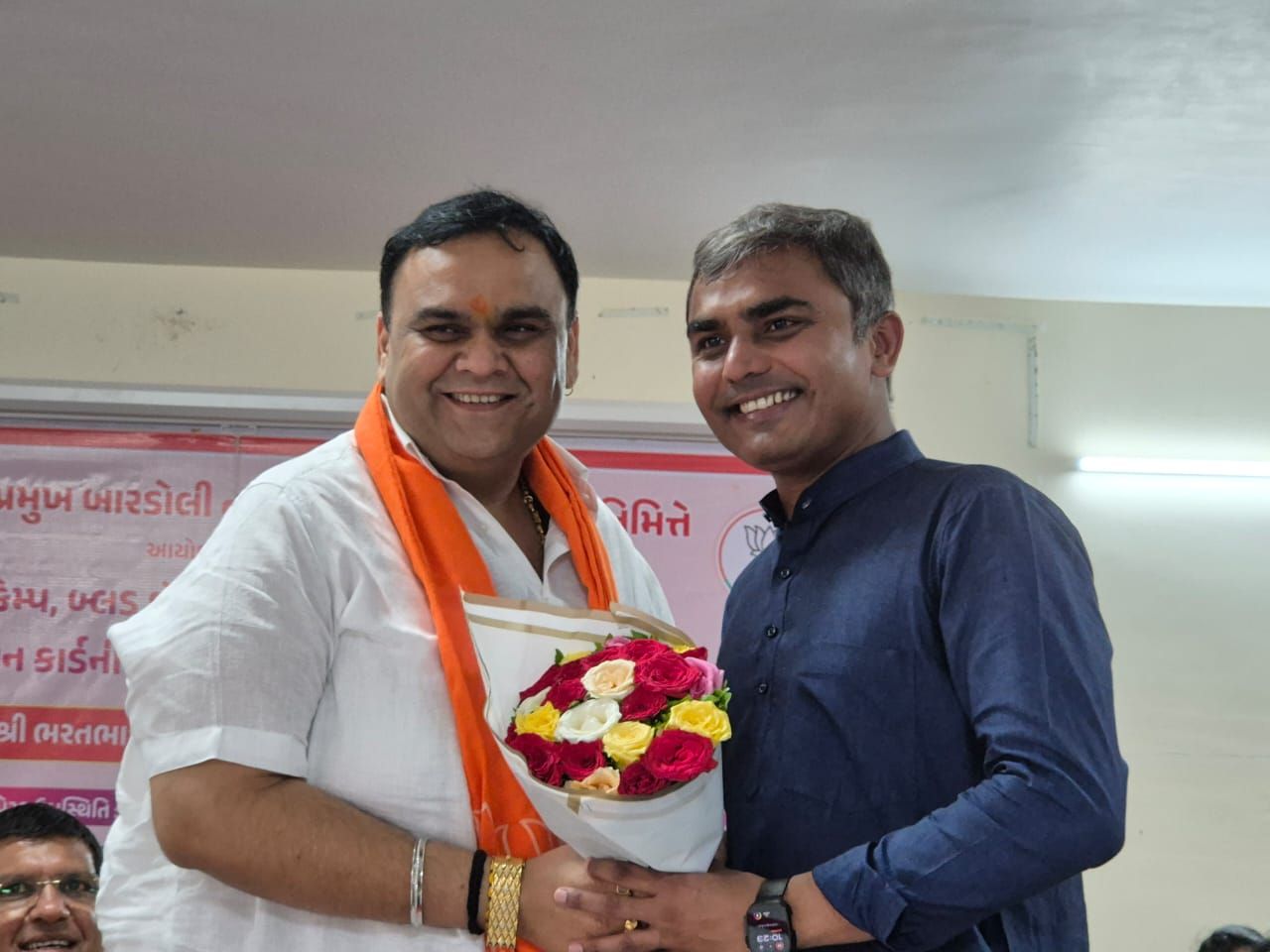 તા.૨૮-૦૪-૨૦૨૫ ના રોજ સુરત જિલ્લા ભારતીય જનતા પાર્ટીના મહામંત્રી શ્રી જીગરભાઇ નાયકે બારડોલી તાલુકા ભાજપ સંગઠન પ્રમુખ ડો. આનંદભાઈ પટેલને જન્મદિવસની શુભકામનાઓ પાઠવી.